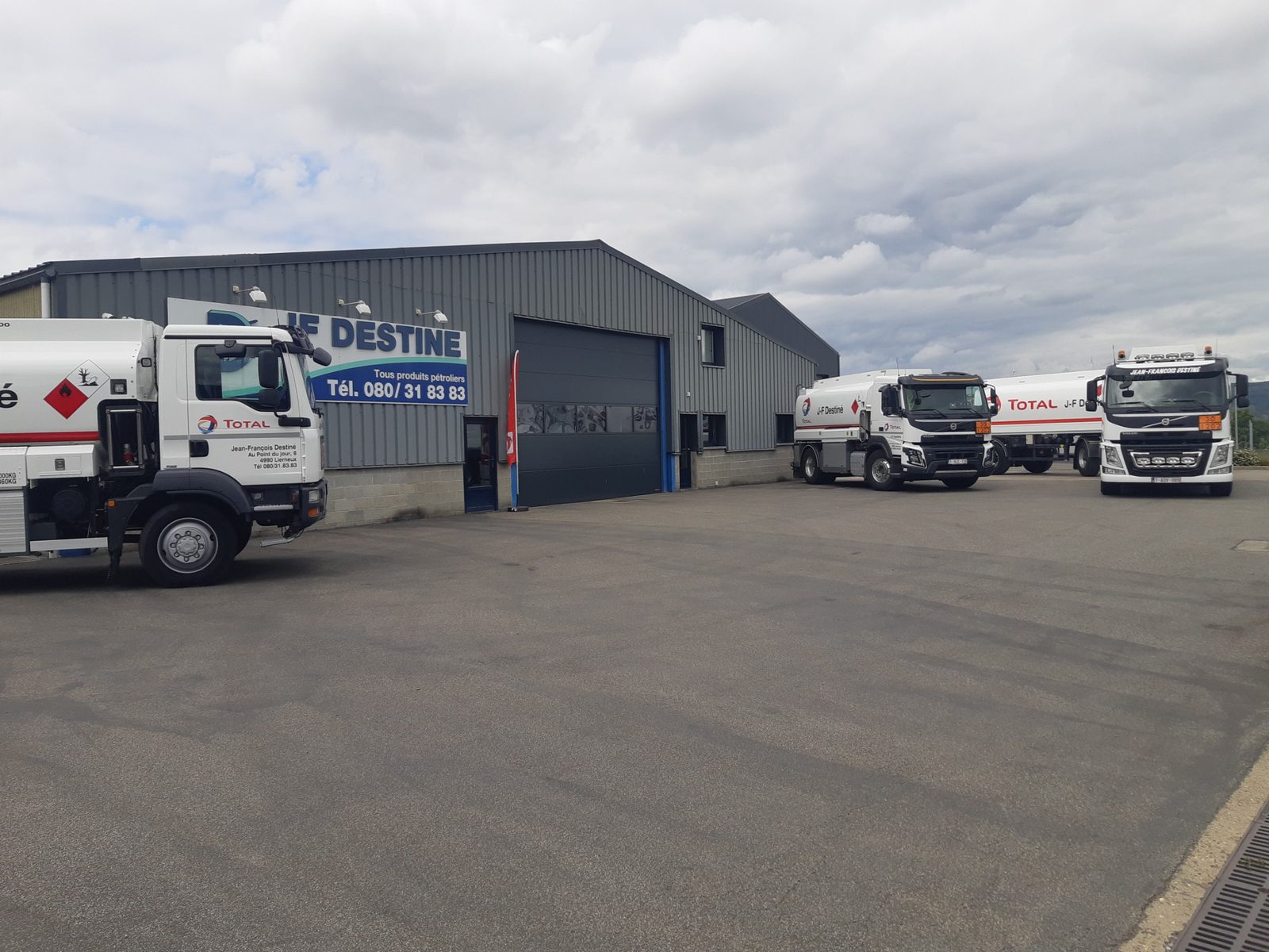 Camions de livraison devant l'entreprise Destiné à Lierneux